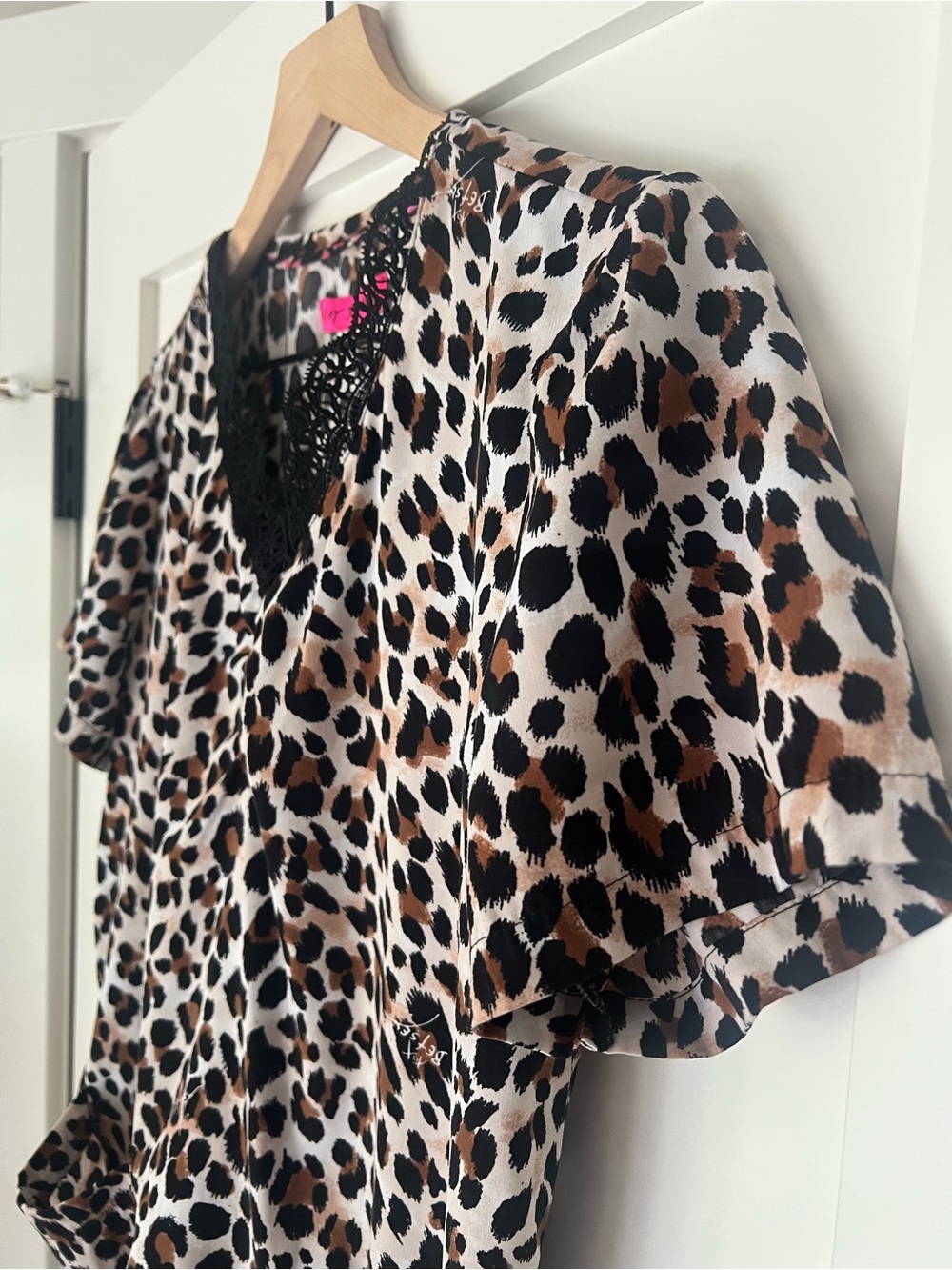 BETSEY JOHNSON | Leopard Print Scrub Top V-Neck Medical Uniform Women’s M